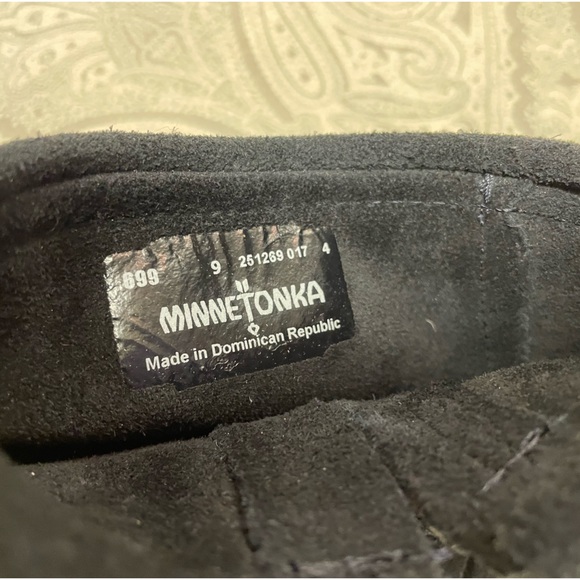 Minnetonka Sz 9m Woman’s black suede moccasins booties - Picture 7 of 8
